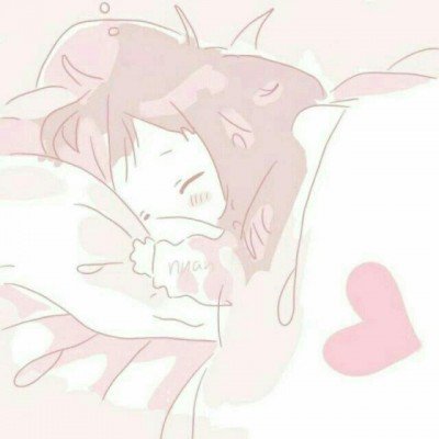 母亲躺医院长椅儿子一手垫头一手轻拍